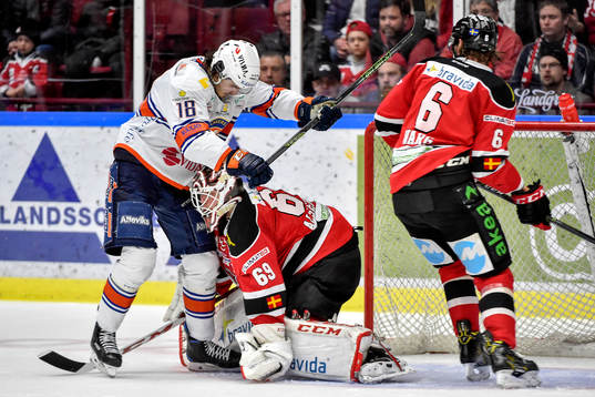 Växjös Dennis Everberg och Malmö Redhawks Stefan Warg