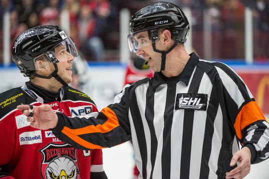 Malmö Redhawks Erik Forssell i samtal med domare Linus
