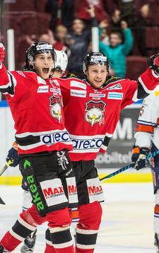 Malmö Redhawks Robin Alvarez jublar med Ilari Filppula åt