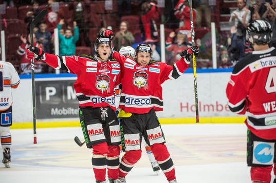 Malmö Redhawks Robin Alvarez och Ilari Filppula jublar åt