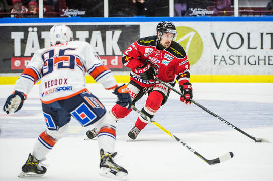 Malmö Redhawks Erik Andersson mot Växjös Liam Reddox