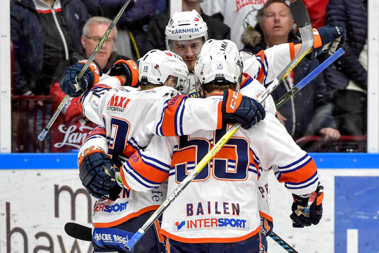 Växjös Olli Palola jublar med lagkamrater