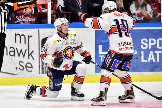 Växjös Olli Palola jublar med Tuomas Kiiskinen