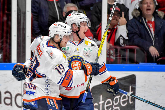 Växjös Olli Palola jublar med Tuomas Kiiskinen