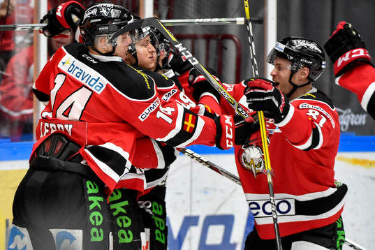 Malmö Redhawks Rhett Rakhshani jublar med lagkamrater