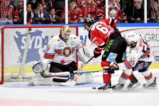 Malmö Redhawks Nicklas Jadeland och Växjös målvakt