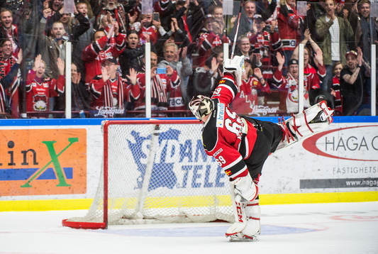 Malmö Redhawks målvakt Oscar Alsenfelt jublar