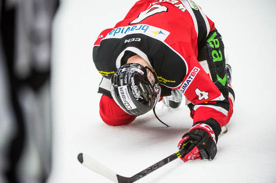 Malmö Redhawks Noah Welch skadad på isen