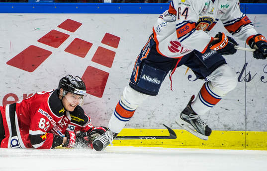 Malmö Redhawks Fredrik Händemark försöker komma åt