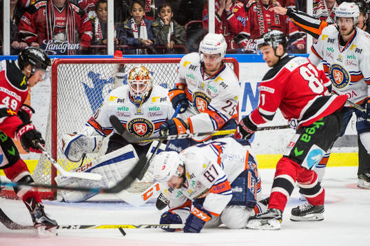 Malmö Redhawks Rhett Rakhshani på väg att göra 2-1 på