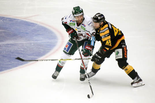Frölundas Jonathan Sigalet och Skellefteås Oscar Möller