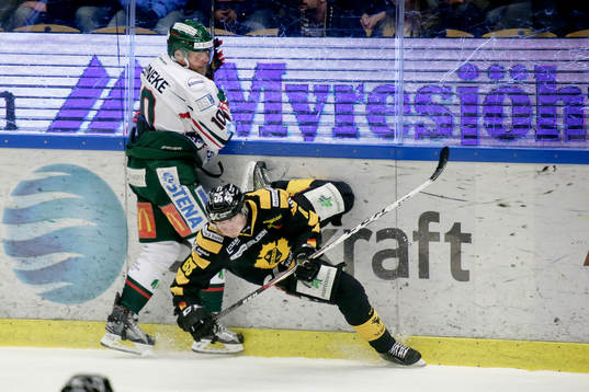 Frölundas Sean Bergenheim och Skellefteås Sebastian Aho