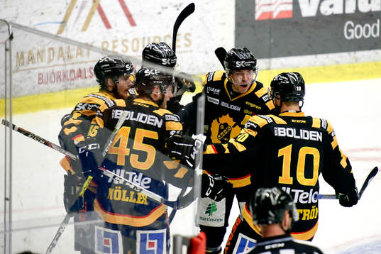 Skellefteås Pär Lindholm jublar med lagkamrater
