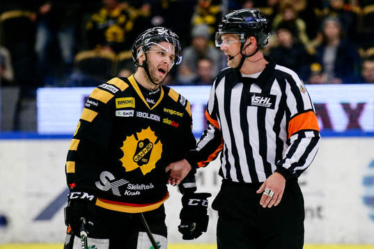 Skellefteås Pontus Petterström i samtal med domare Mikael
