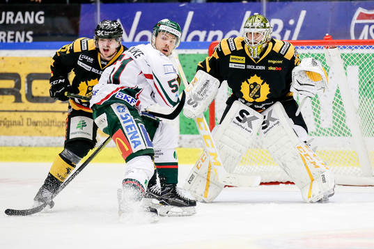 Skellefteås Emil Djuse  och målvakt Joni Ortio
