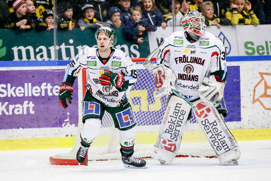 Frölundas Matt Donovan  och målvakt Johan Gustafsson
