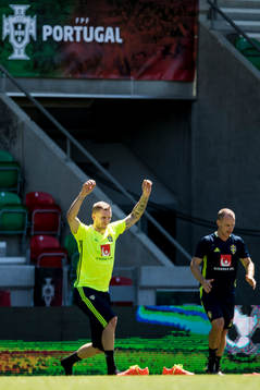 Sveriges målvakt Robin Olsen tränar på egen hand