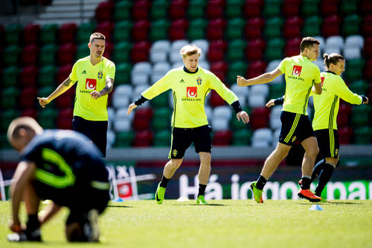 Sveriges Mikael Lustig, Emil Forsberg, Viktor Claesson och
