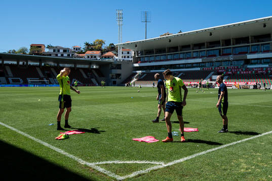 Sveriges målvakt Robin Olsen och Victor Nilsson Lindelöf