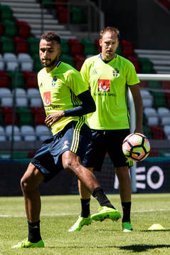 Sveriges Isaac Kiese Thelin och Andreas Granqvist