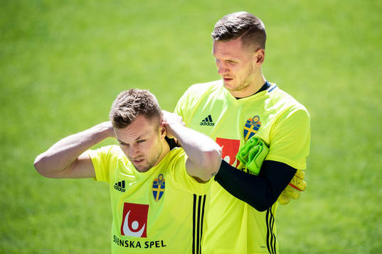 Sveriges Sebastian Larsson och målvakt Robin Olsen