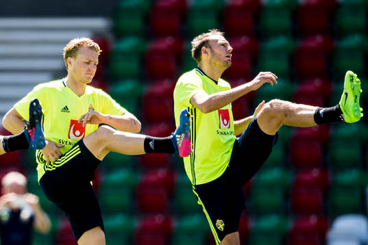 Sveriges Oscar Hiljemark och Andreas Granqvist