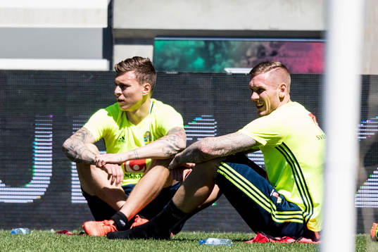Sveriges Victor Nilsson Lindelöf och målvakt Robin Olsen