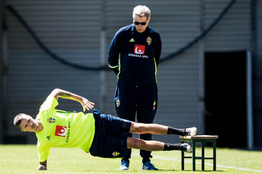 Sveriges Mikael Lustig gör styrkeövningar