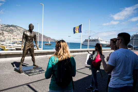 Cristiano Ronaldo staty utanför CR7 Museum för att hylla