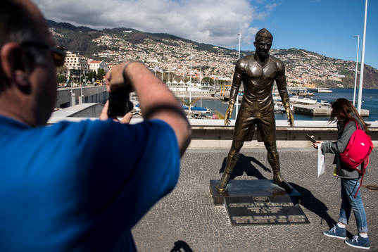 Cristiano Ronaldo staty utanför CR7 Museum för att hylla