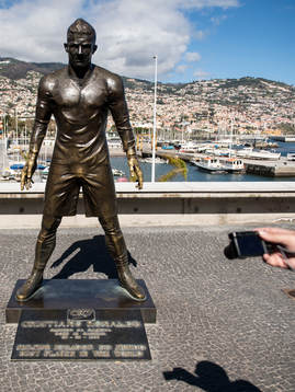 Cristiano Ronaldo staty utanför CR7 Museum för att hylla