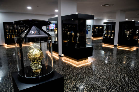 FIFA Ballon d'or, guldbollen är ett av alla priser som