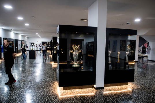 Olika priser visas upp CR7 Museum för att hylla
