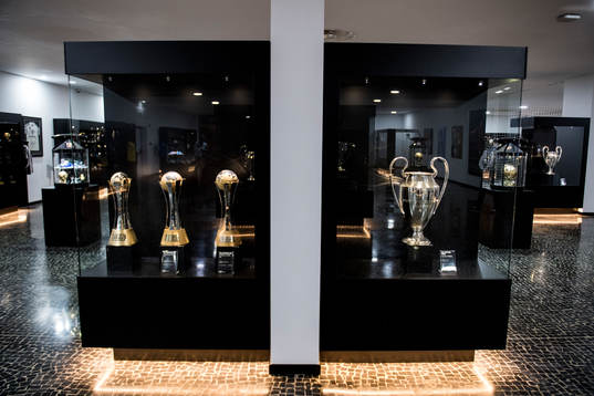 Olika priser visas upp CR7 Museum för att hylla