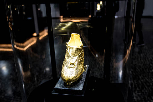 Guldskon visas upp på CR7 Museum för att hylla
