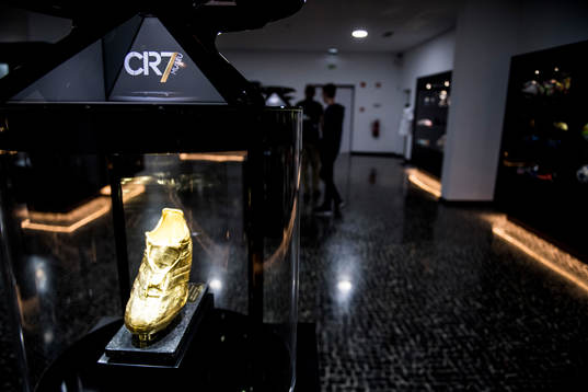 Guldskon visas upp på CR7 Museum för att hylla