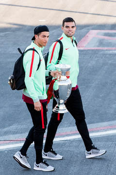 Portugals Cristiano Ronaldo och Pepe med EM-pokalen när