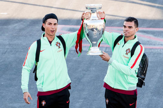 Portugals Cristiano Ronaldo och Pepe visar upp EM-pokalen
