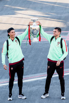 Portugals Cristiano Ronaldo och Pepe visar upp EM-pokalen