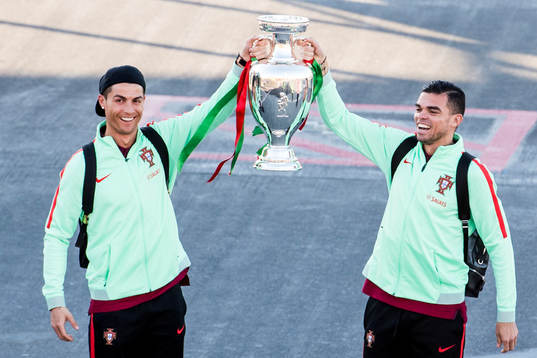 Portugals Cristiano Ronaldo och Pepe visar upp EM-pokalen