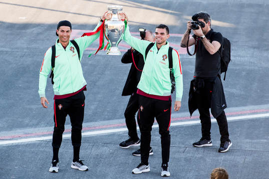 Portugals Cristiano Ronaldo och Pepe visar upp EM-pokalen