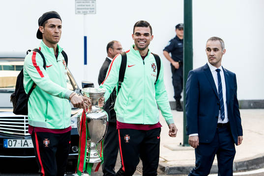 Portugals Cristiano Ronaldo och Pepe visar upp EM-pokalen
