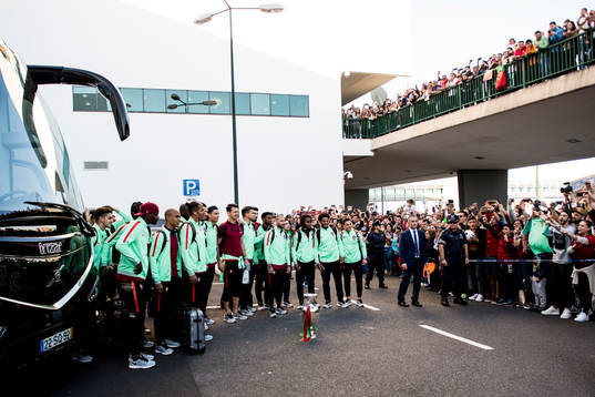 EM-pokalen visas upp när portugisiska landslaget i fotboll