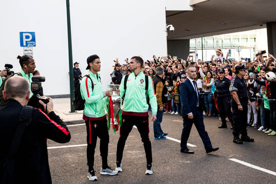 Portugals Cristiano Ronaldo och Pepe visar upp EM-pokalen