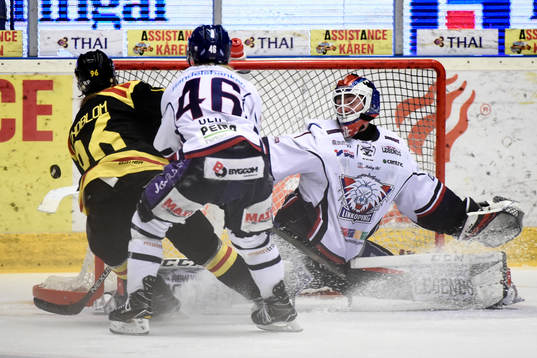 Brynäs Oskar Lindblom och Linköpings Mathis Olimb och