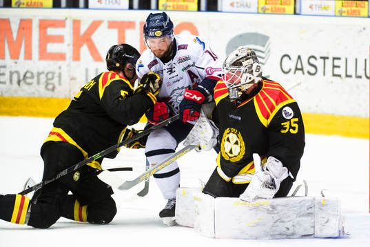 Linköpings Andrew Gordon oroar framför Brynäs målvakt