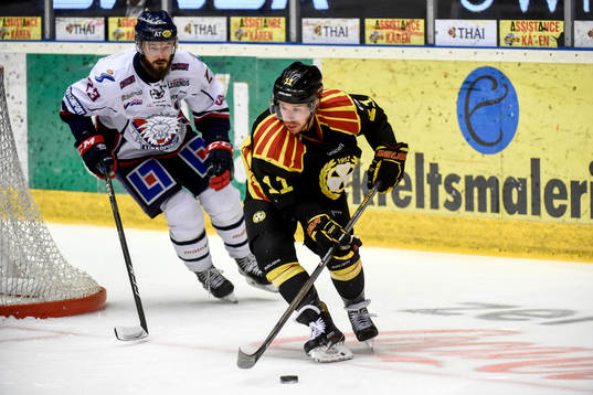 Linköpings Niklas Persson och Brynäs Kevin Clark
