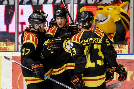 Brynäs Oskar Lindblom jublar med lagkamrater