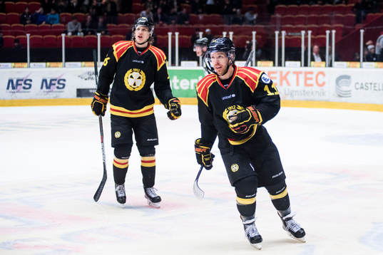 Brynäs Oskar Lindblom och Kevin Clark jublar