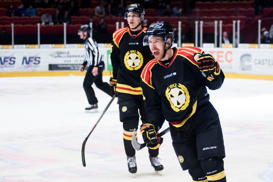 Brynäs Oskar Lindblom och Kevin Clark jublar